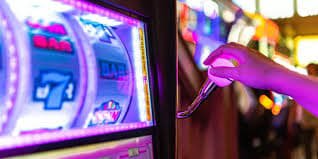 Live Dealer ကတ်ဂိမ်း – Baccarat နှင့် Poker ဇယားများ